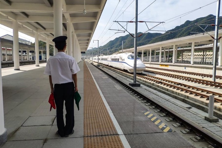 Bullet train conducts test run on Xingwen-Guiyang section of Chengdu-Guiyang railway