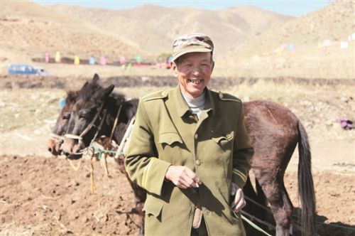 Baotou’s best bare teeth for World Smile Day