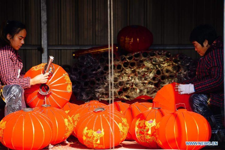 People make red lanterns to meet market demand in China's Hebei