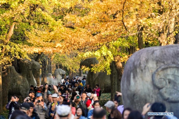 People visit imperial Xiaoling Mausoleum in Nanjing, China's Jiangsu