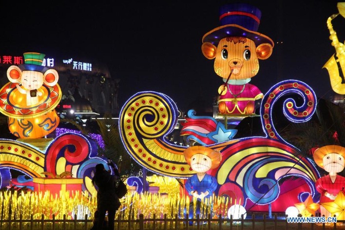 Tourists enjoy lantern show in Jiangsu