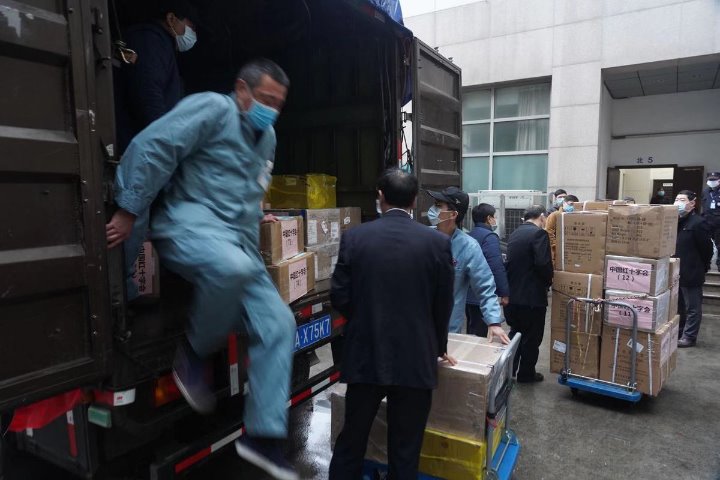 Shanghai hospital delivers medical supplies to Wuhan