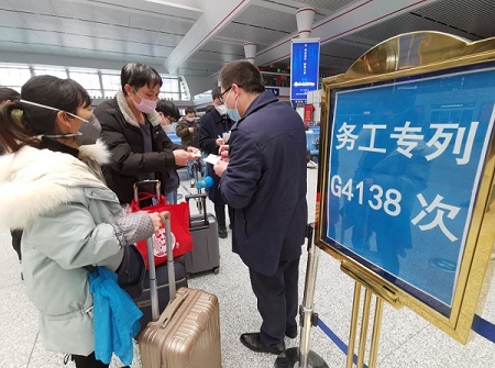 Chartered train in SW China carries workers back to Hangzhou