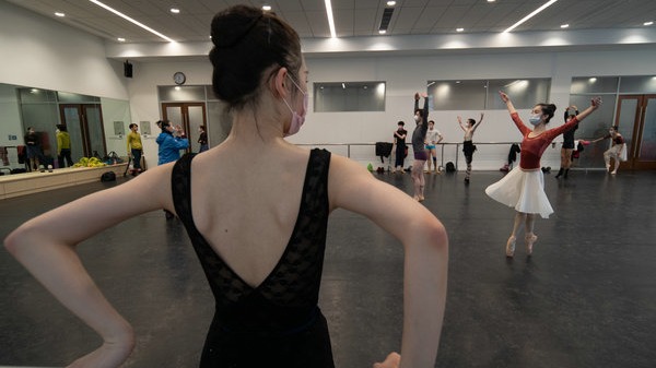 Ballet performers dance around the outbreak in masks