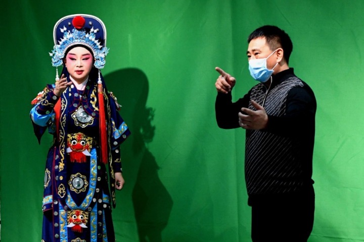 Professor promotes Henan Yu Opera via live streaming