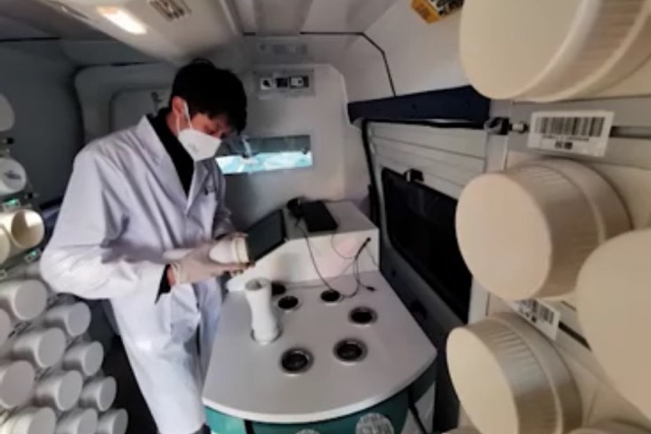 TCM mobile pharmacy begins service at Wuhan hospital