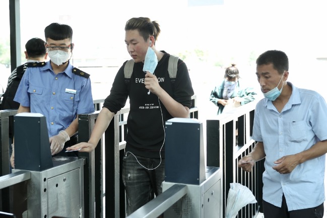 Non-contact check-in realized at Beijing Railway Station