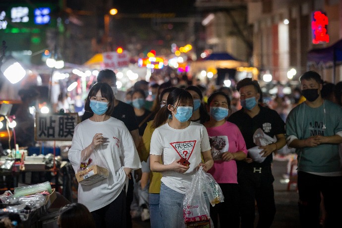 Night market lights up Wuhan