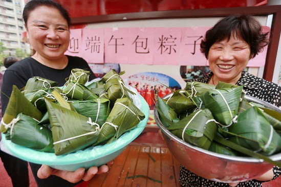 Yangzhou locals celebrate Dragon Boat Festival