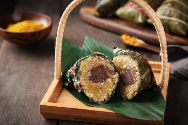 Intl students make 'zongzi' at Nantong college