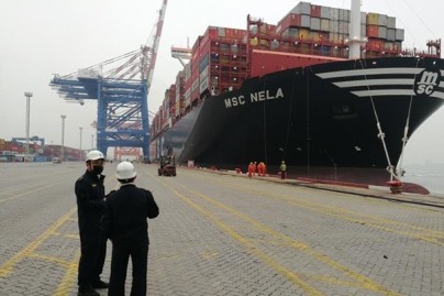 World's biggest container ship docks at Xiamen Port