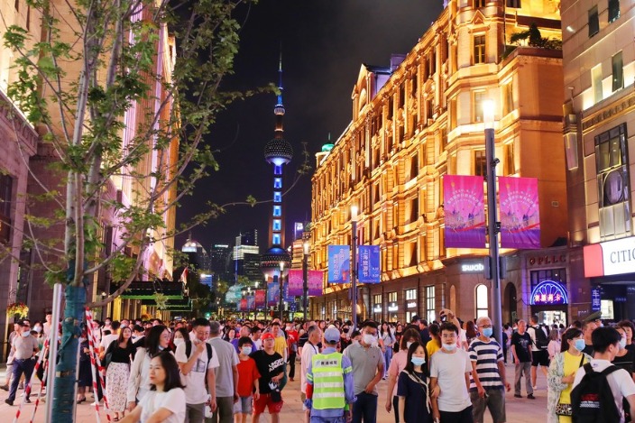 Famous commercial street of Shanghai stretches to the Bund