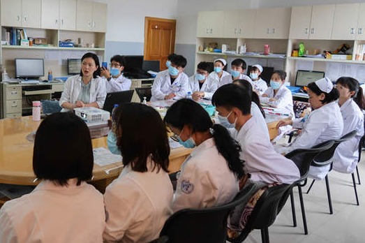 Shanghai medics volunteer services to remote villages