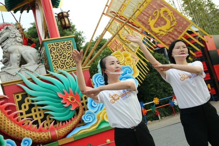 Shanghai Disney Resort debuts sign language services