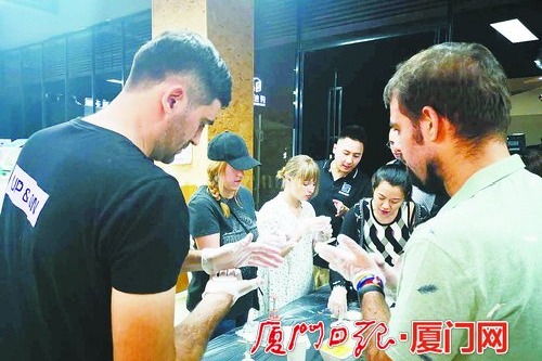 Expats enjoy Mid-Autumn Festival celebrations in Xiamen