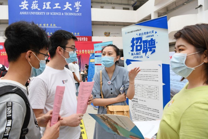 China's employment market perks up during golden job-hunting season