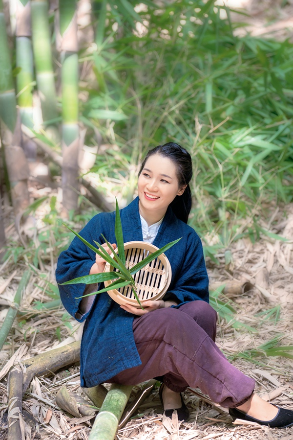 Young Woman Breathes New Life into Silun's Food Steamers