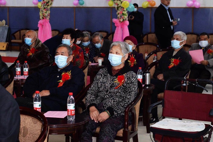 Hubei university hosts 'golden' wedding ceremony