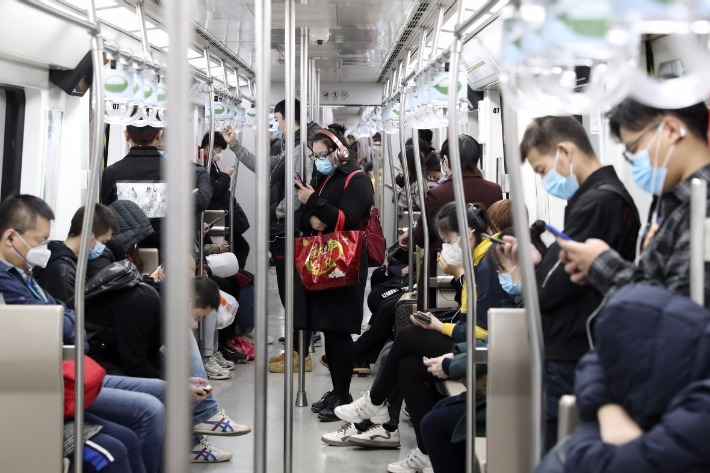 Shanghai subways ban use of speakers on mobiles, digital devices