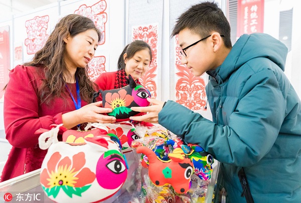 2019年1月15日，由内蒙古自治区文化和旅游厅主办，内蒙古展览馆承办的“非遗过大年 文化进万家——2019年全区非物质文化遗产年货展”在呼和浩特市举行。本次年货展设品味年味、看见年味、扮靓年味、年味十足四个展区，100余个国家级、省级和市级非遗项目进行展演、展示展销、互动体验等。活动旨在将非遗融入传统新春佳节，让记忆里的浓浓年味在非遗传统中鲜活起来。.jpg