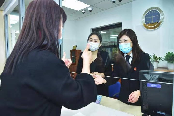 Shanghai court offers sign-language services