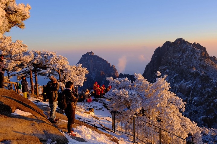 Cloud sea envelopes snowy Huangshan Mountain in Anhui