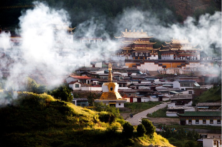 Picturesque views of Langmusi town