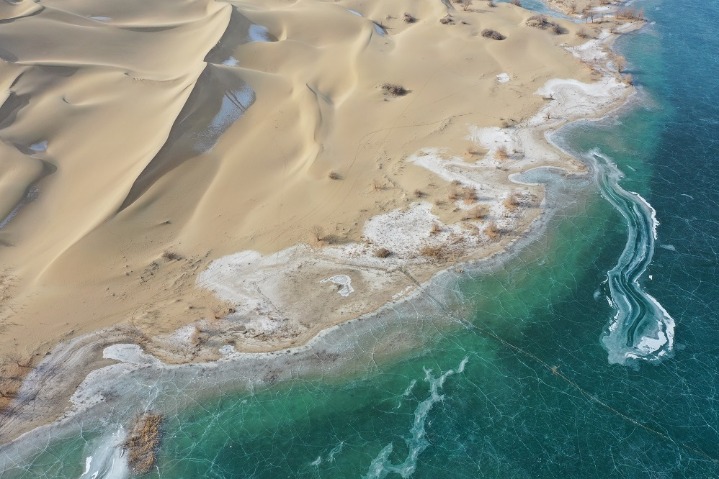 Emerald-like lake shines in desert in Xinjiang