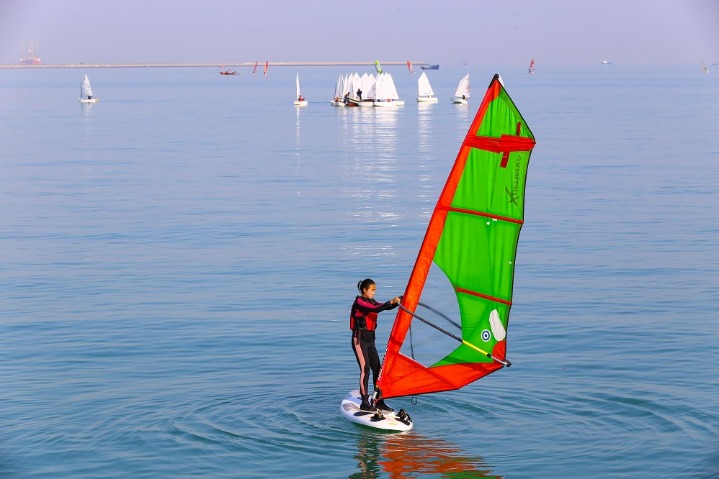 Sailors begin winter training in pleasant coastal city