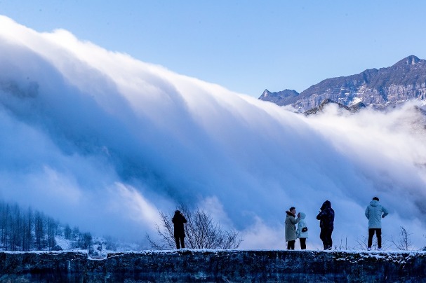 Cloud sea pours down scenic spot in Chongqing