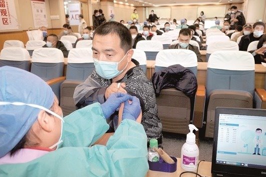 In Guangzhou, taxi drivers get their shots