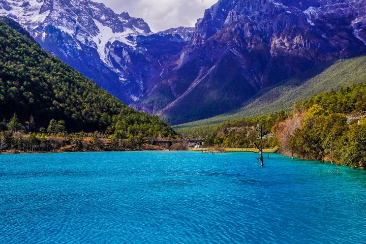 Tranquil valley exudes unique charms under renowned snow mountain