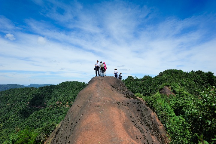 Chongqing mountain attracts tourists for its bullish shape