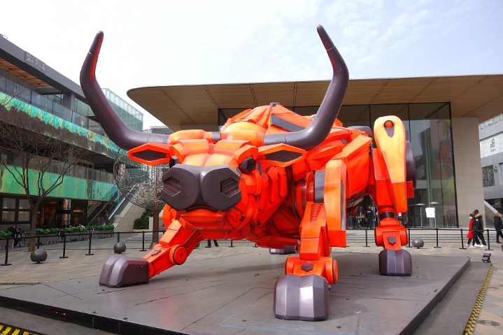 Mechanical sculpture increases festive mood in Sanlitun