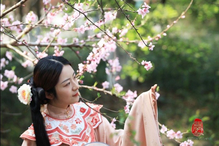 Flowers bloom as spring arrives in Nanjing