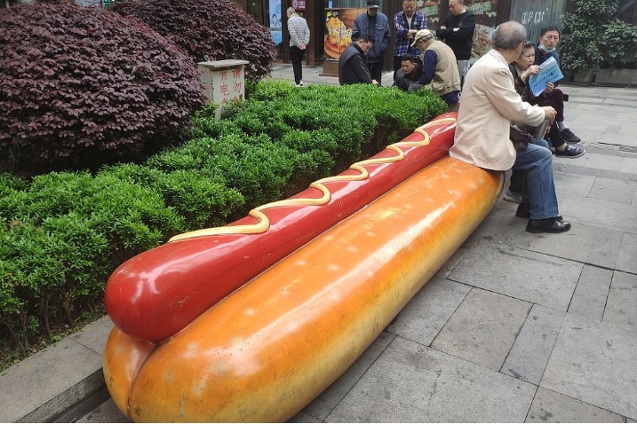 Food-like leisure benches attract attention in Chongqing