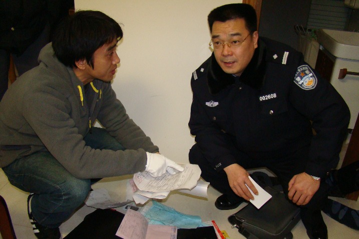 Shanghai police officer always put duty first