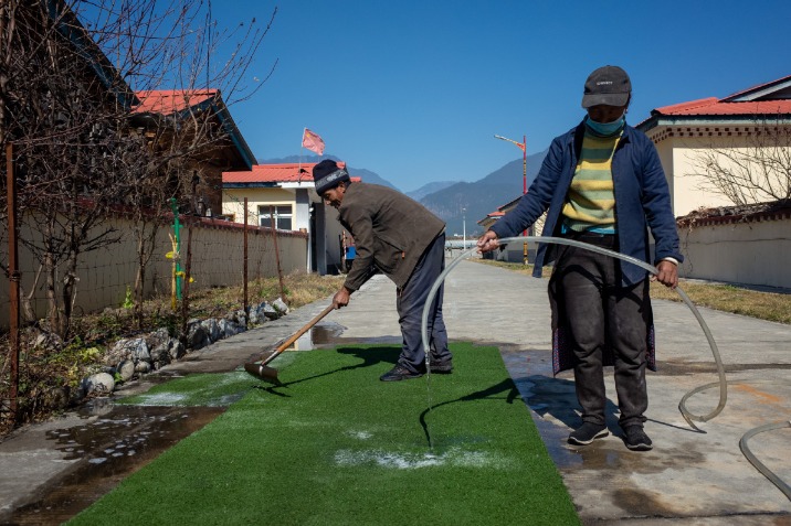 Tibetan villagers enjoying life more after relocation