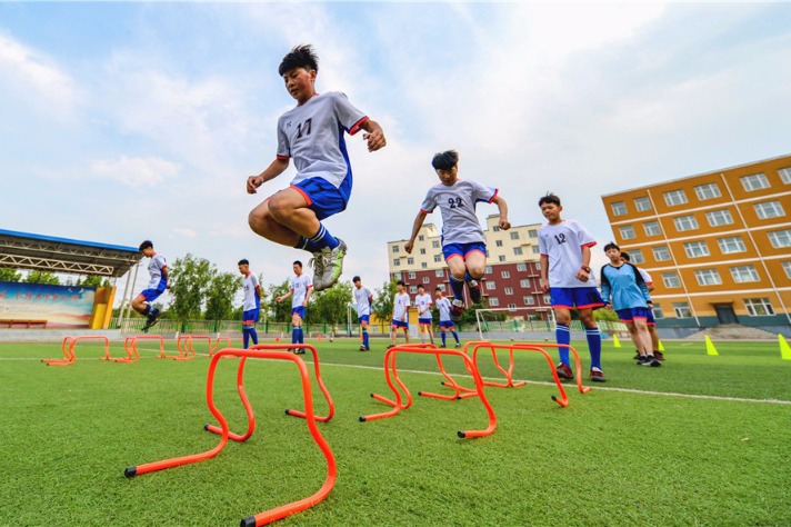 Latest census data reveals China's progress in developing higher education, eliminating illiteracy