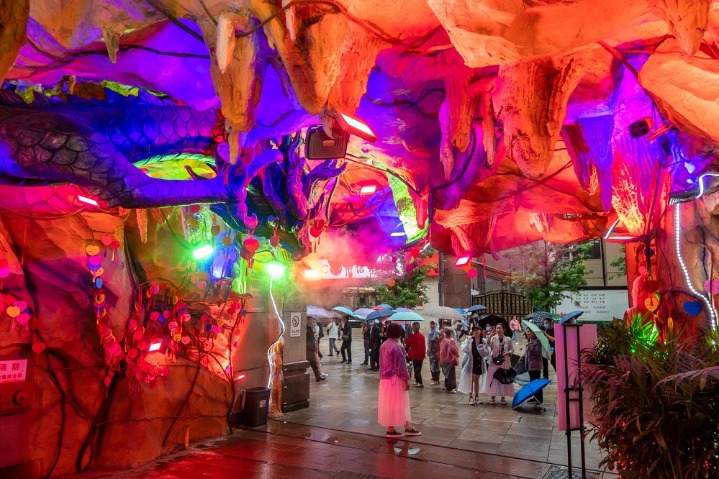 Shop with geological styles draws people in Shanghai