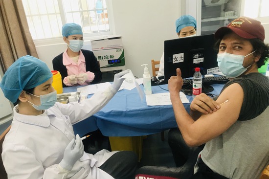 Over 200,000 foreigners in China receive vaccinations