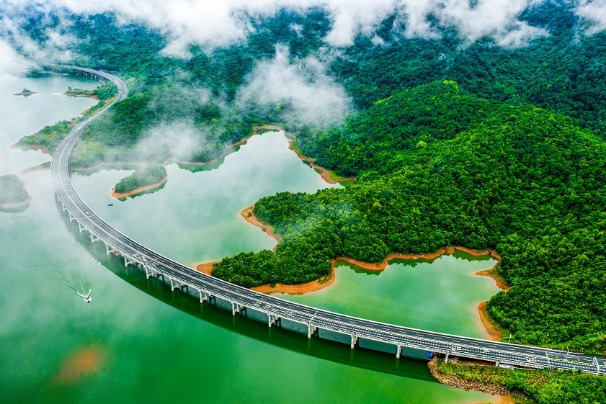 Beautiful scenery spotted at water-expressway after rainstorm