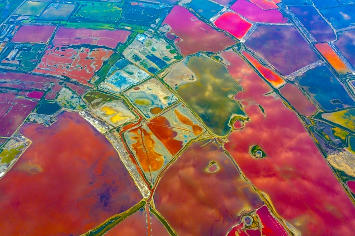 Rising temperatures turn salt lake into colorful landscape