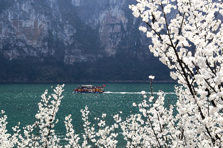 Lucid waters attract tourists to village in Guizhou