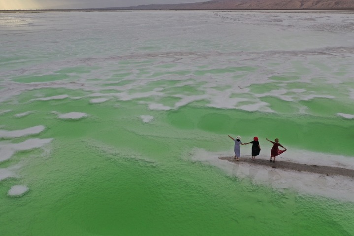 Lake that offers eye-catching views in Qinghai goes viral