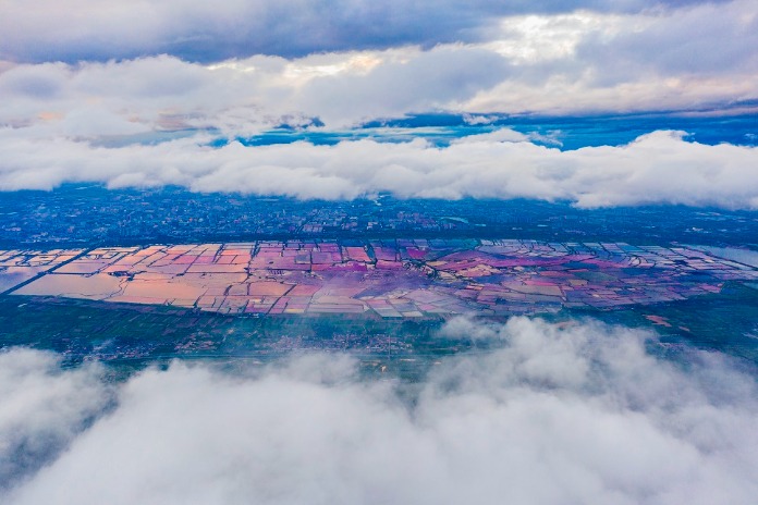 Fairyland-like scenes spotted on salt lake in Shanxi