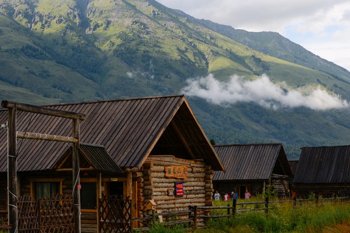 Summer scenery in Xinjiang village attracts tourists