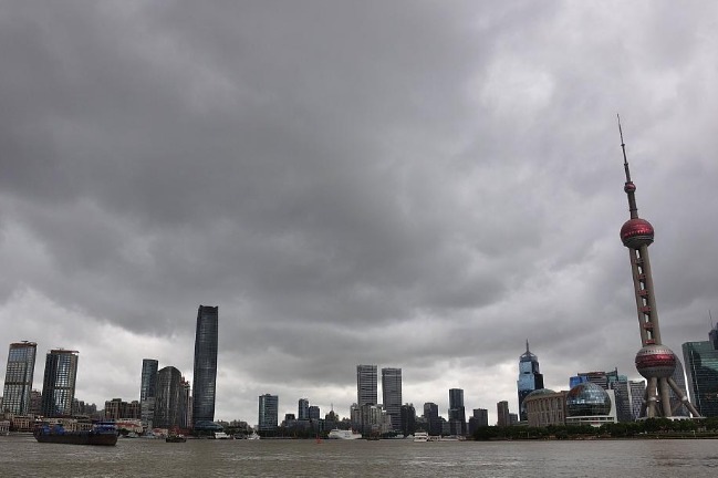 Shanghai issues typhoon warning