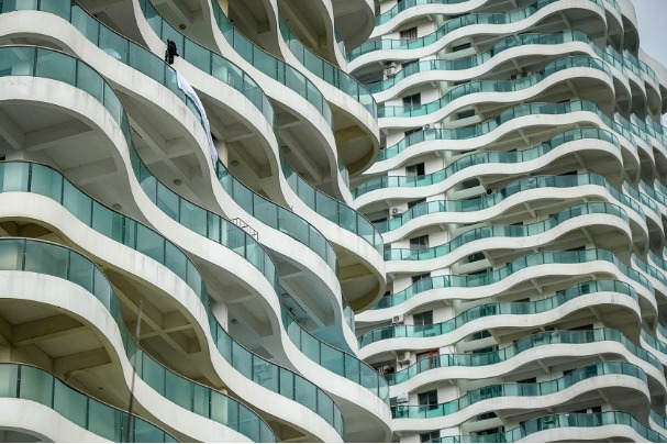 'Waving' buildings set off summer waves in Guangxi