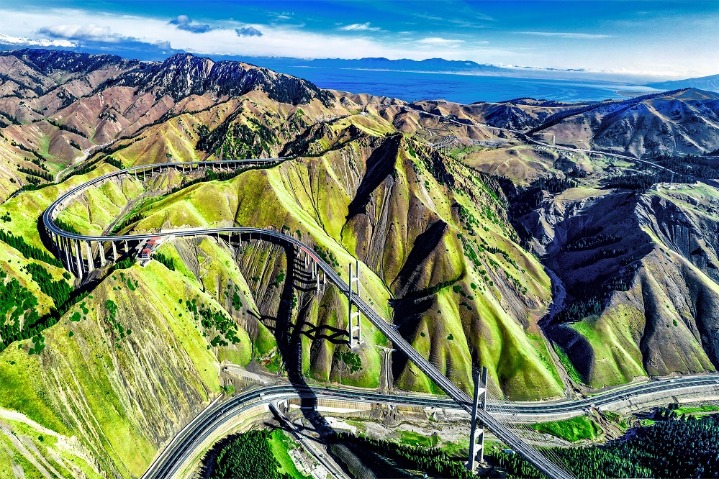 Freeway bridge spans mountains in plateau scenic spot